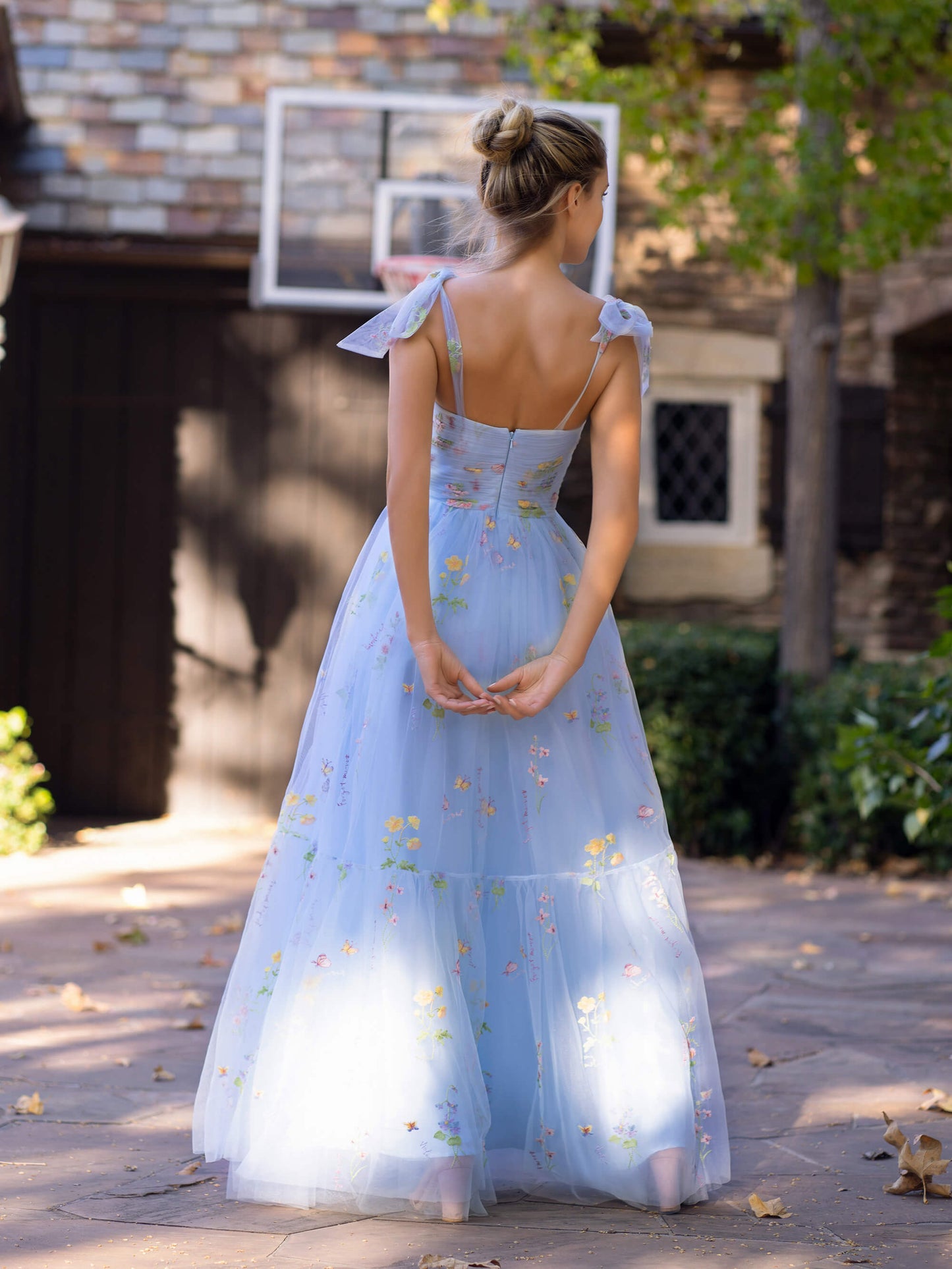 Bodenlanges Ballkleid mit Herzausschnitt und Tüllstickerei und Blumenmuster