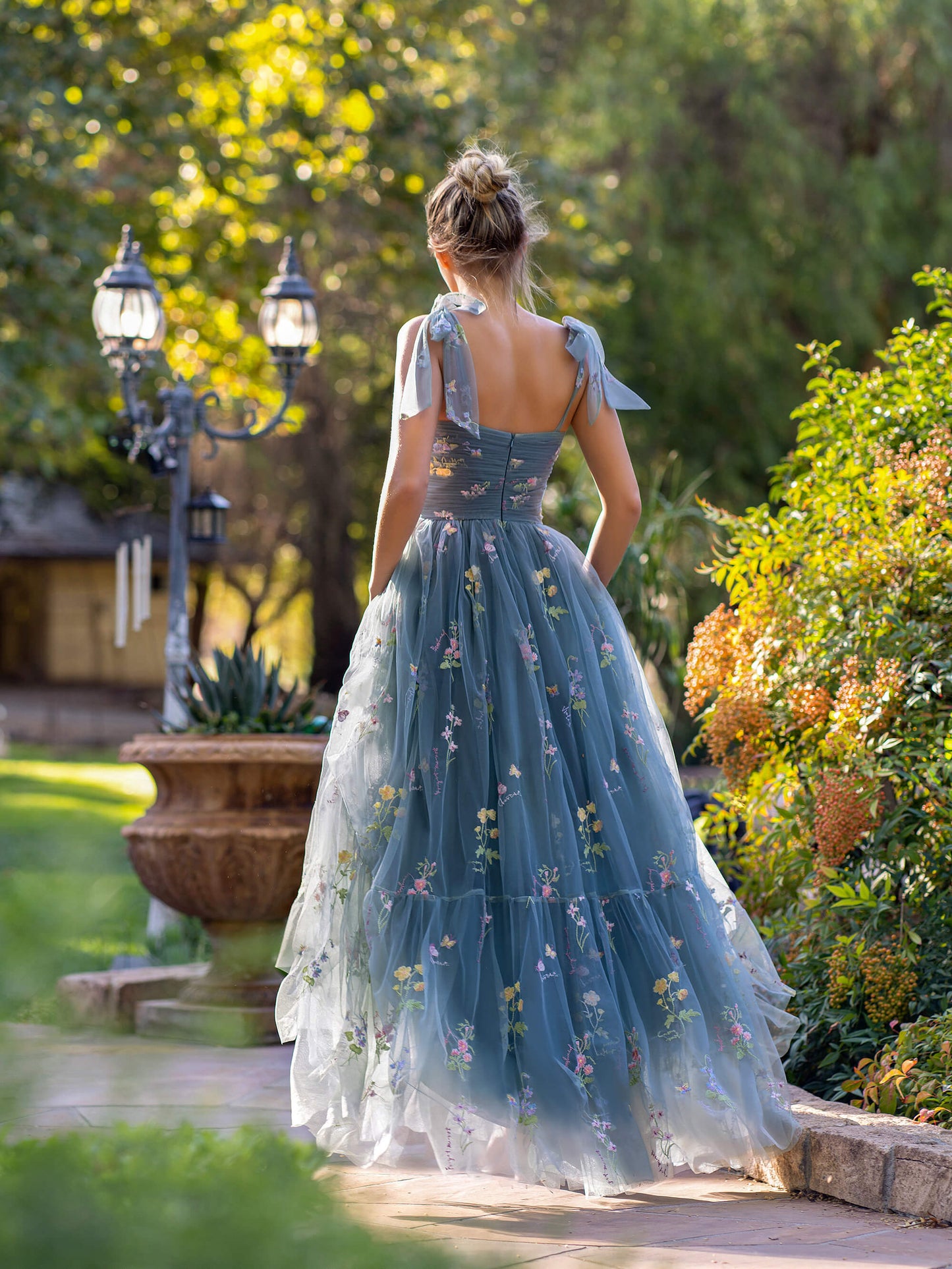Bodenlanges Ballkleid mit Herzausschnitt und Tüllstickerei und Blumenmuster