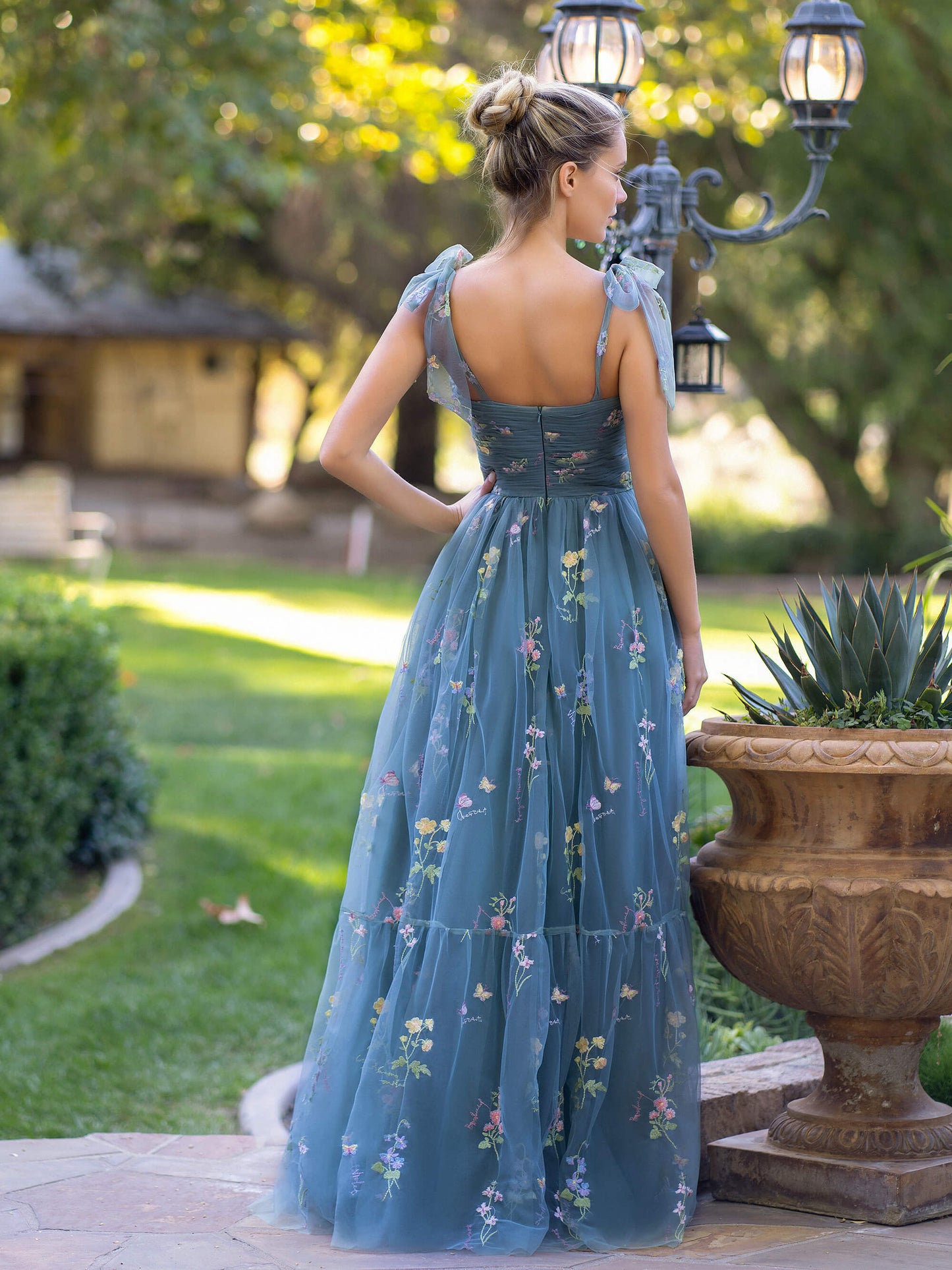Bodenlanges Ballkleid mit Herzausschnitt und Tüllstickerei und Blumenmuster