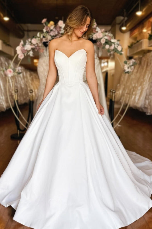 Langes weißes trägerloses A-Linien-Brautkleid aus Satin mit Herzausschnitt und Taschen