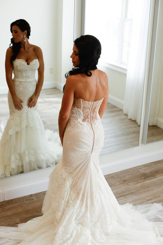 Vestido de novia de sirena con escote corazón, encaje escalonado, fruncido y cola larga