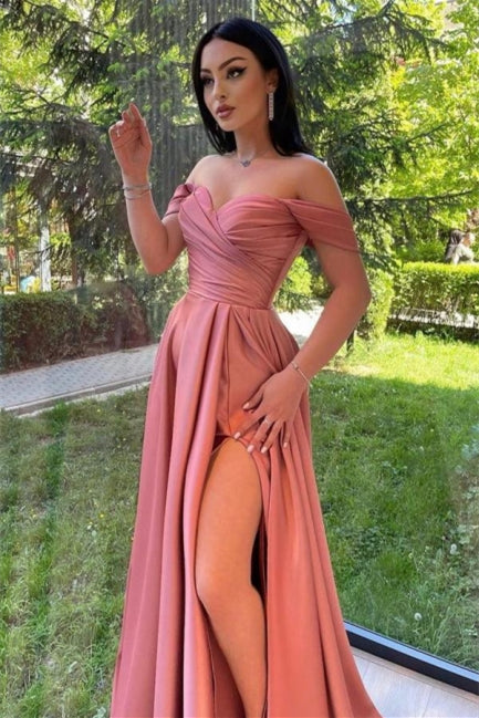 Vestido de fiesta sencillo de corte A, largo y con hombros descubiertos y abertura.