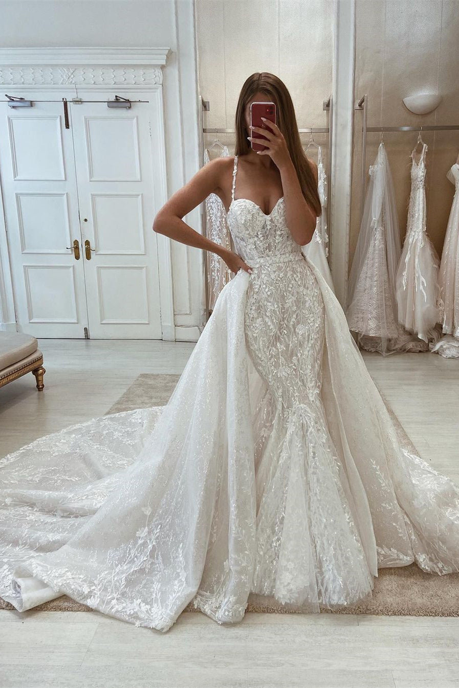 Meerjungfrau-Brautkleid im Sweetheart-Stil mit Spaghettiträgern und ärmelloser Spitze und abnehmbarer Schleppe