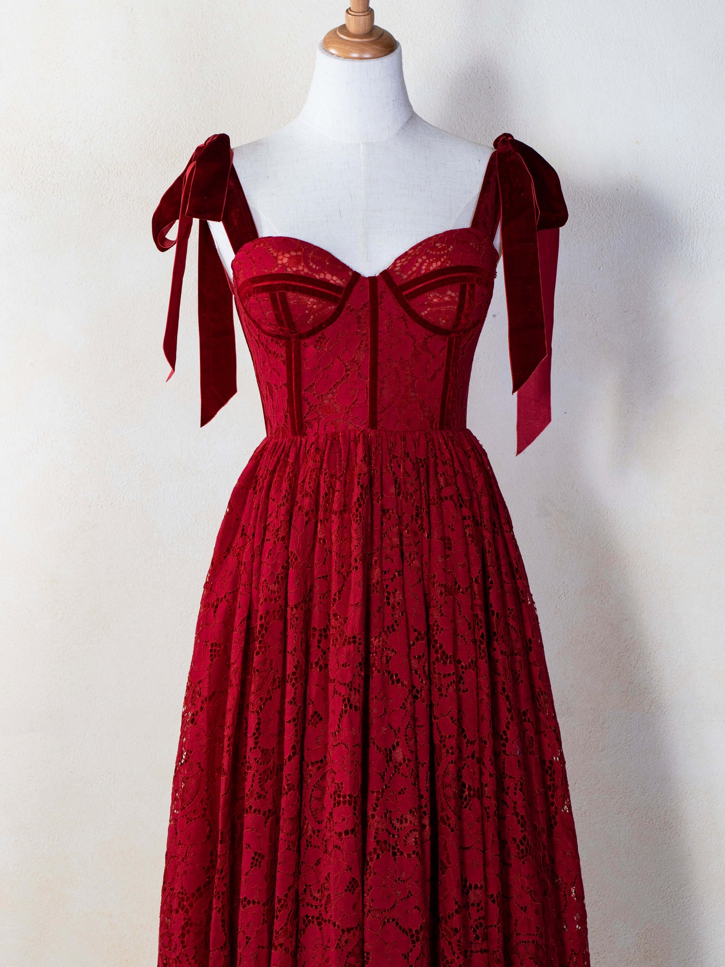 Vestido de fiesta de encaje con tirantes de corsé y lazo hasta la rodilla