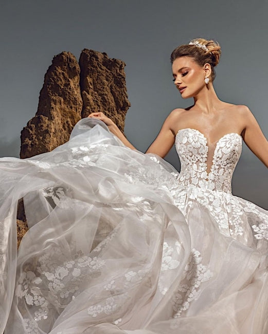 Herzförmiges Tüll-Brautkleid mit Blumenmuster, ärmellos, A-Linie