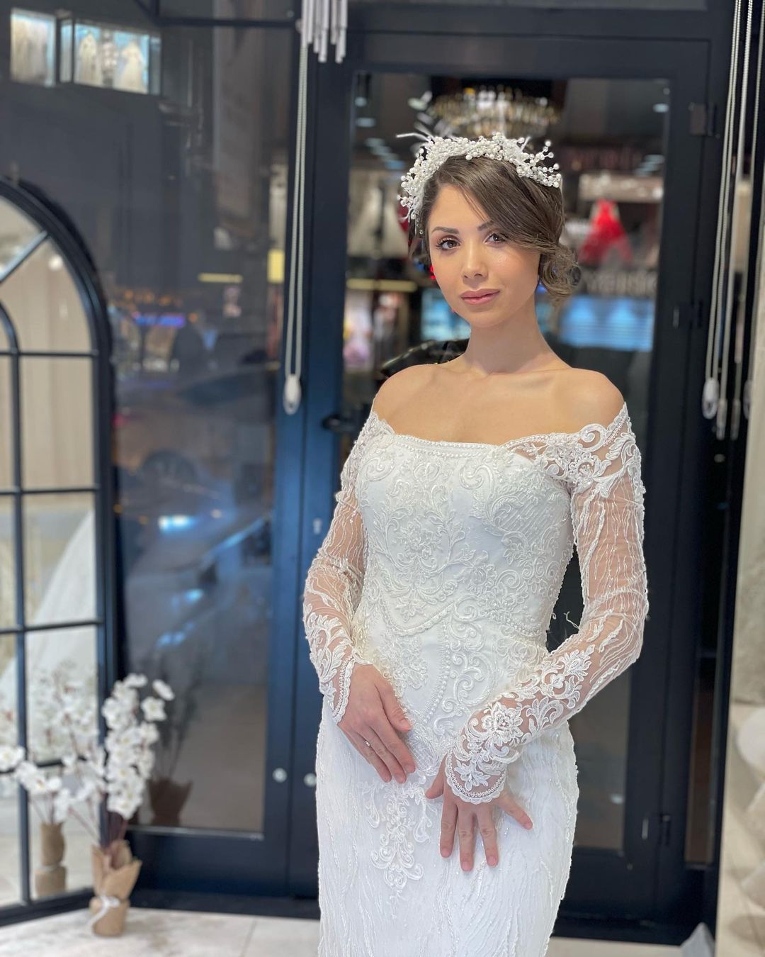 Trendiges bodenlanges Brautkleid im Meerjungfrau-Stil mit langen Ärmeln und Spitze