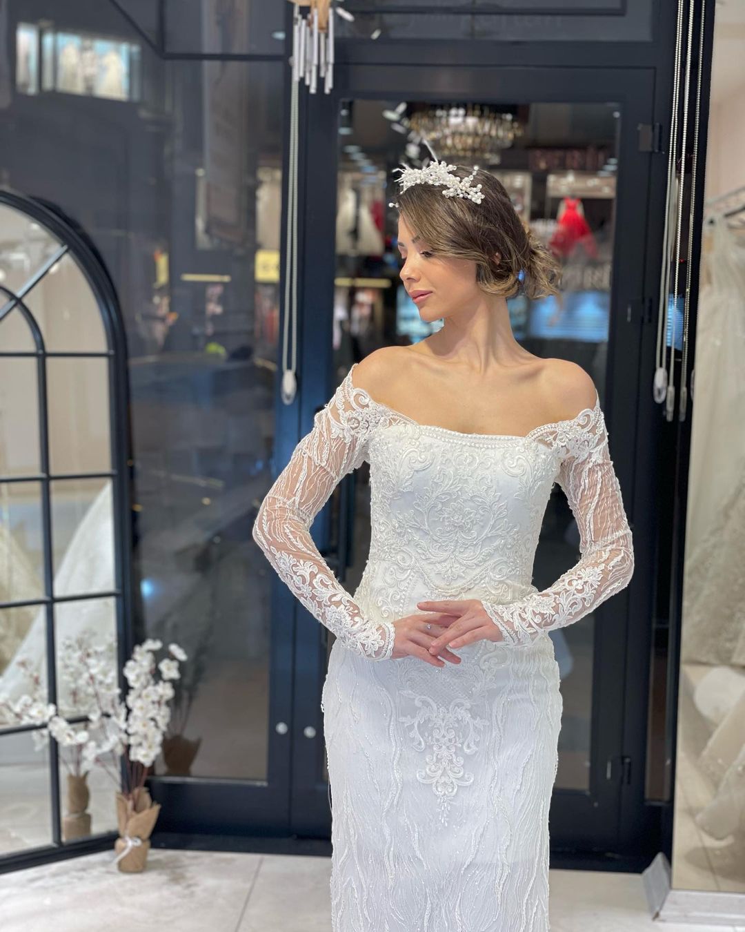 Trendiges bodenlanges Brautkleid im Meerjungfrau-Stil mit langen Ärmeln und Spitze