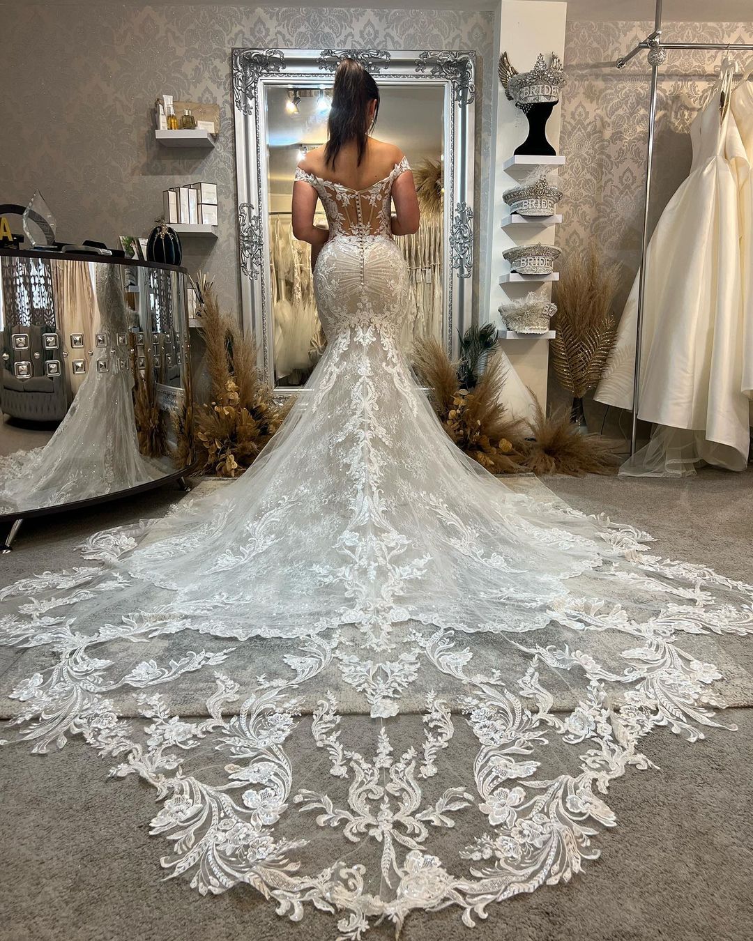 Trendiges, bodenlanges, schulterfreies, ärmelloses Meerjungfrauen-Brautkleid aus Spitze mit Kathedralenschleppe