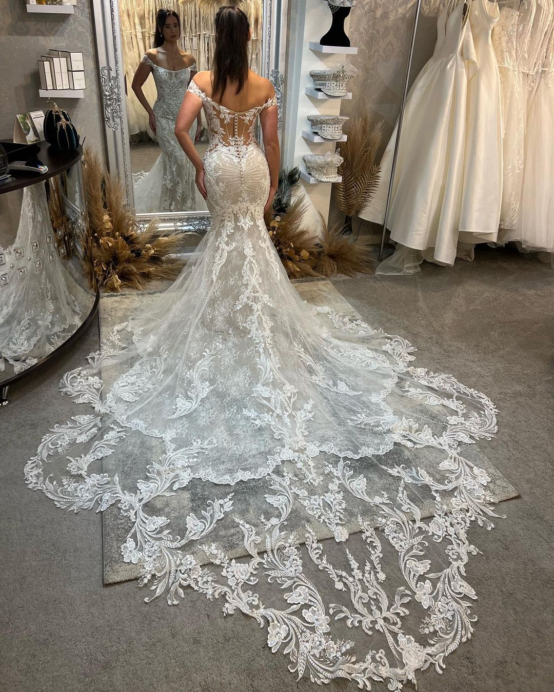 Trendiges, bodenlanges, schulterfreies, ärmelloses Meerjungfrauen-Brautkleid aus Spitze mit Kathedralenschleppe