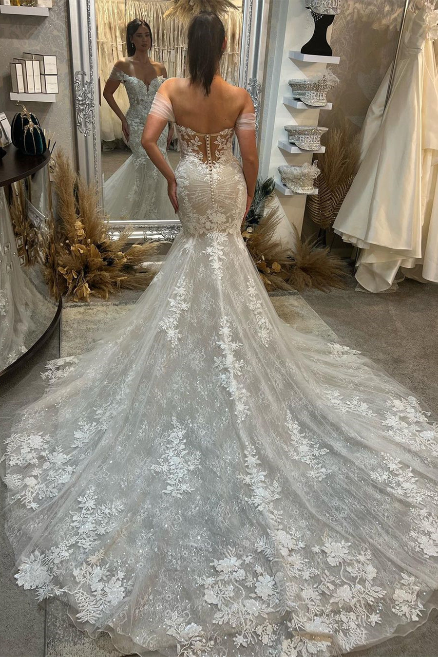Trendiges, bodenlanges, ärmelloses, schulterfreies Brautkleid aus Spitze mit Herzausschnitt und Kapellenschleppe