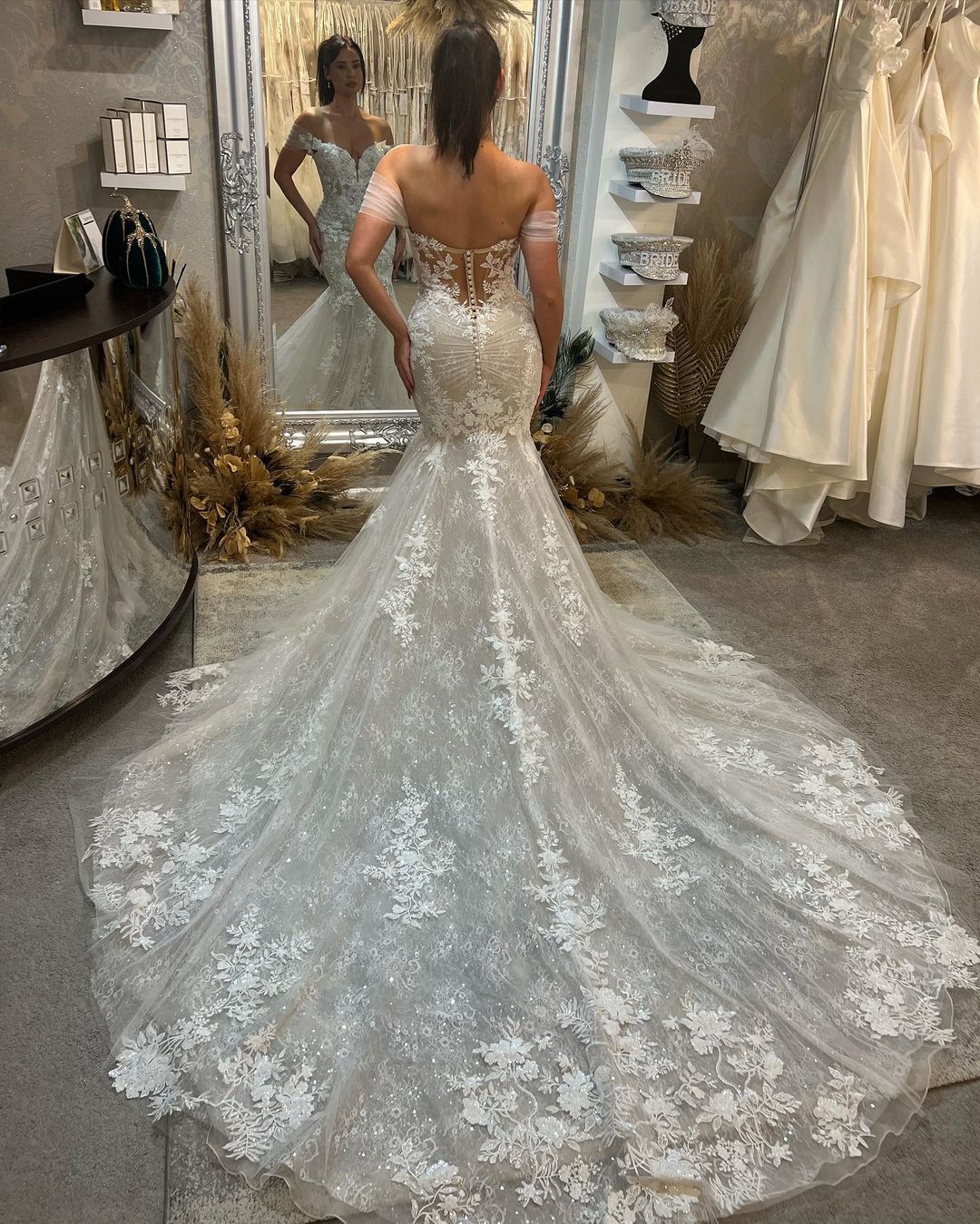 Trendiges, bodenlanges, ärmelloses, schulterfreies Brautkleid aus Spitze mit Herzausschnitt und Kapellenschleppe