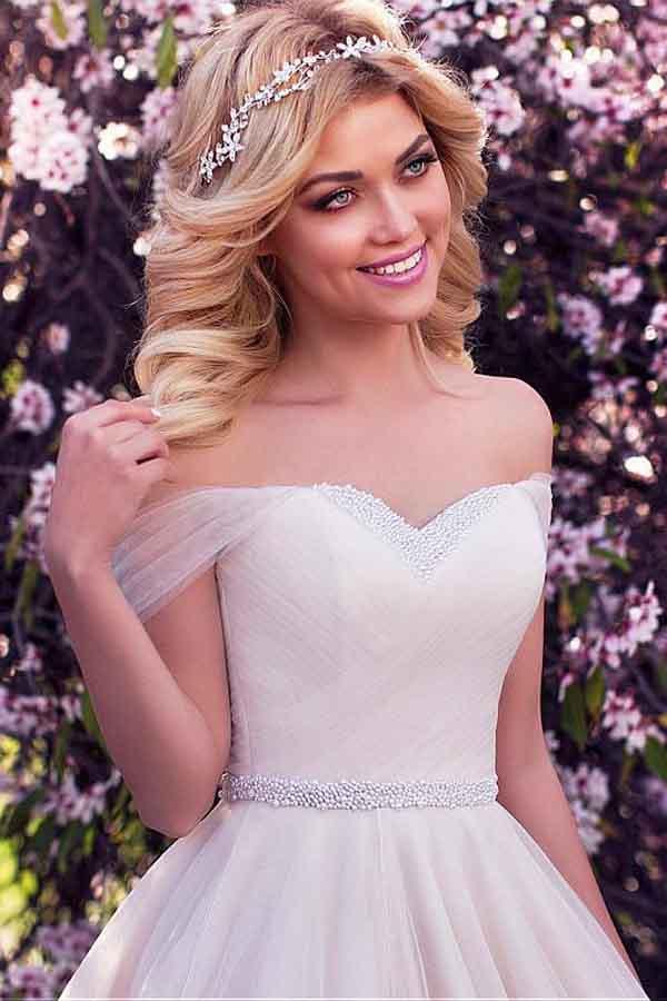 A-Linien-Brautkleid aus Tüll mit schulterfreiem Ausschnitt und Perlenbesatz