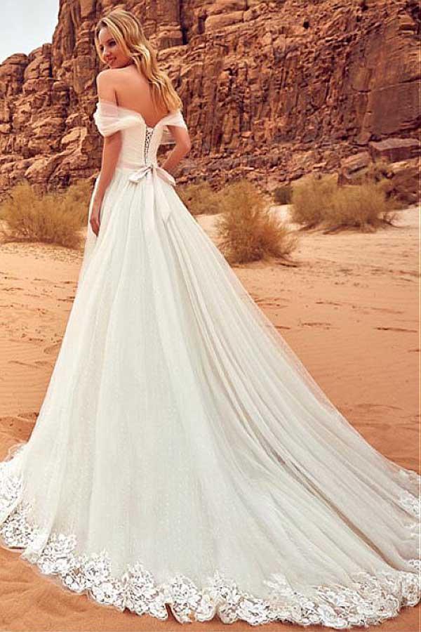 Vestido de novia de tul con escote de hombros descubiertos y apliques de encaje