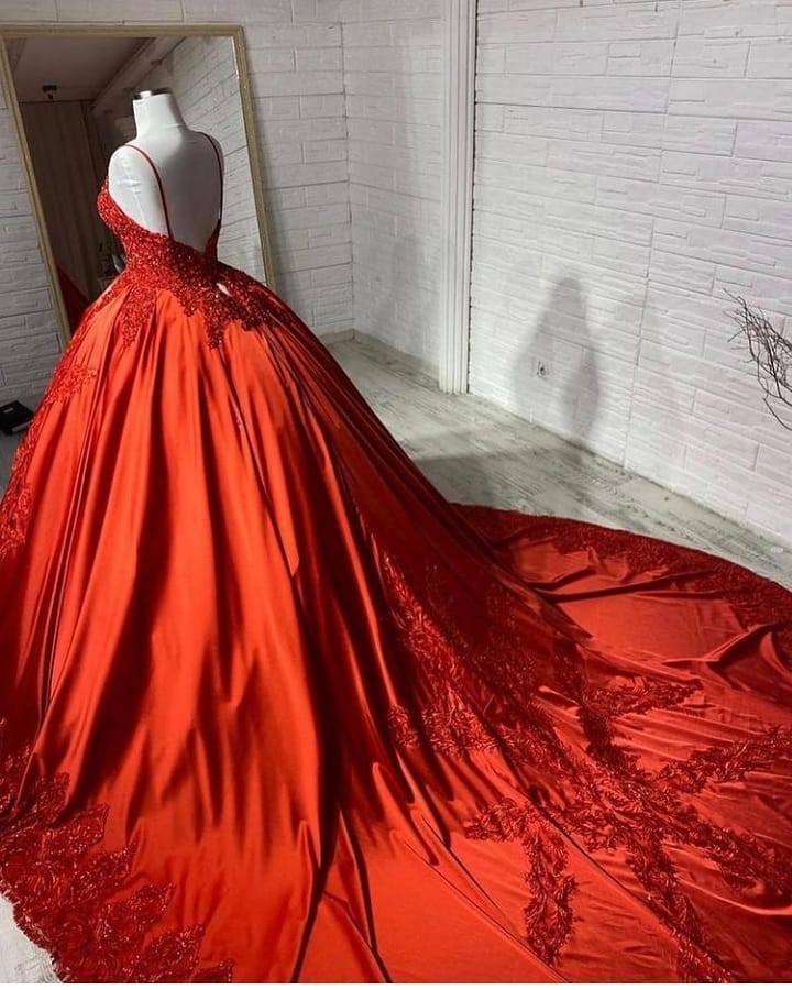Einzigartiges langes Prinzessin-Brautkleid mit Herzausschnitt und rückenfreiem Saum und Applikationen aus Spitze und Satin