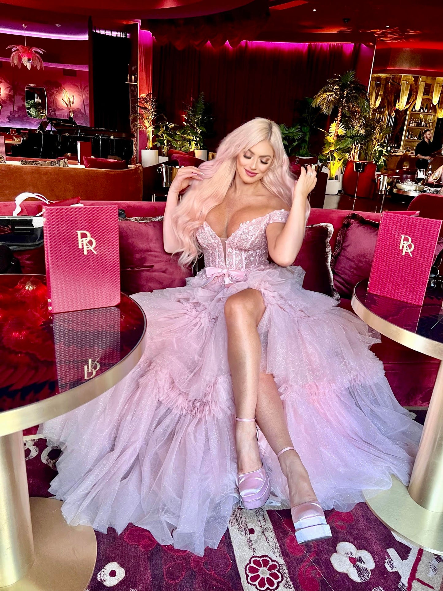 Vestido de fiesta largo rosa claro con volantes y corte princesa en A y hombros descubiertos de Roycebridal