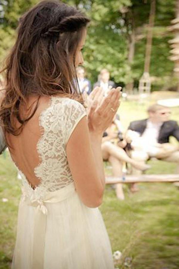 Vestido de novia con escote en V, mangas cortas, cola larga, espalda descubierta y faja