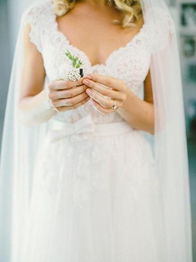 A-Linien-Brautkleid mit V-Ausschnitt, Spitzentüll und Flügelärmeln