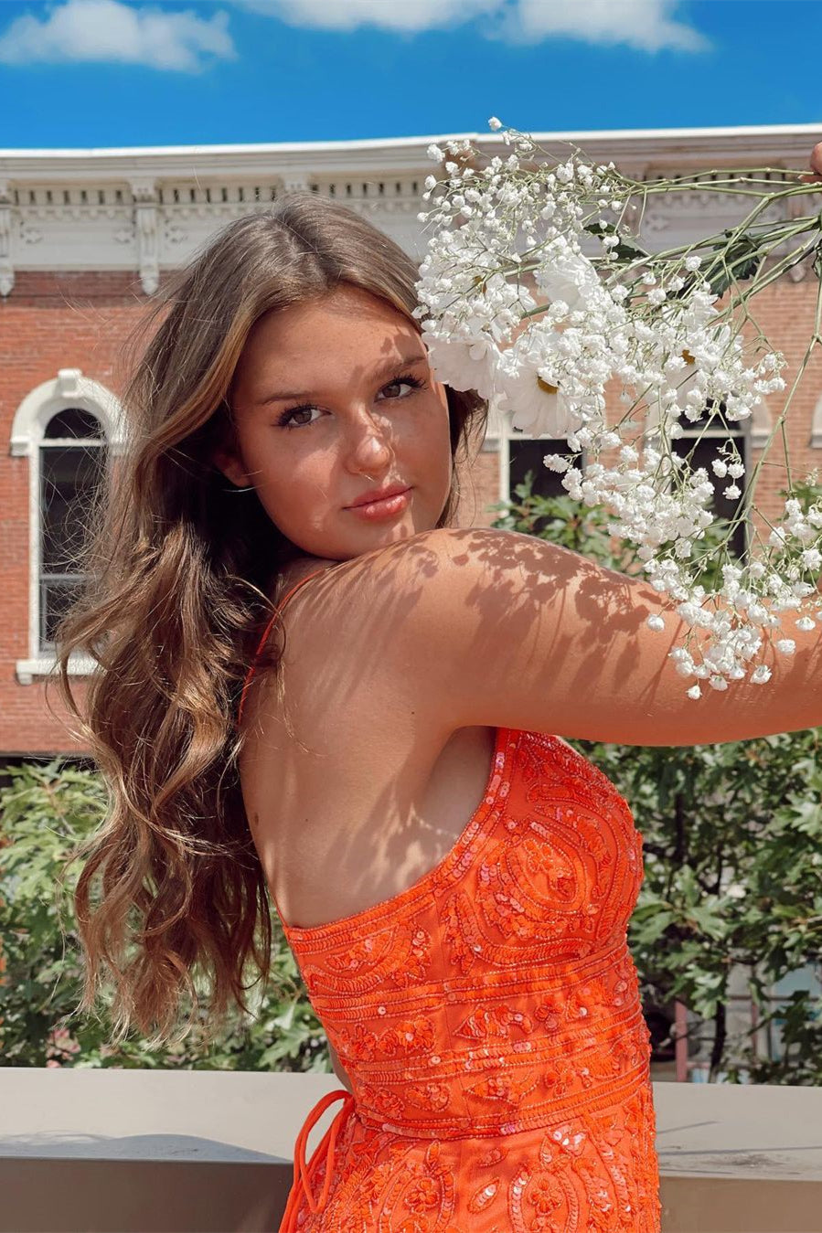Vestidos de fiesta naranjas con escote en V, tirantes finos, sin mangas y encaje