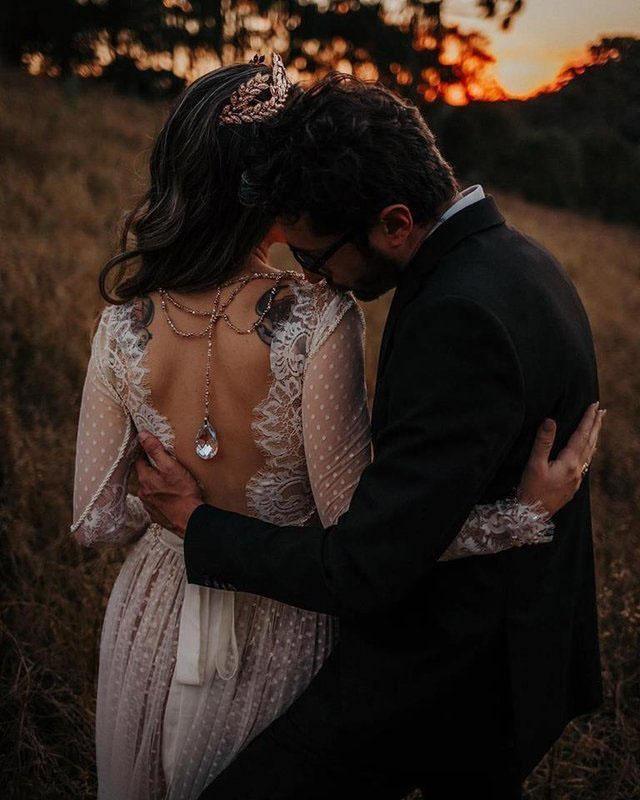 Vestido de novia bohemio de manga larga con escote en V, encaje de lunares y espalda abierta