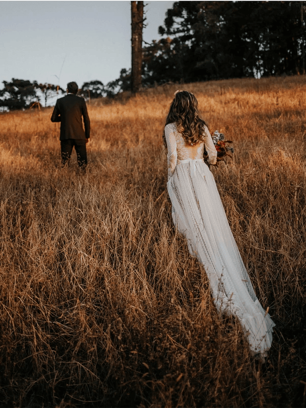 Vestido de novia bohemio de manga larga con escote en V, encaje de lunares y espalda abierta