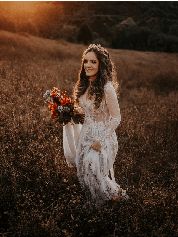Vestido de novia bohemio de manga larga con escote en V, encaje de lunares y espalda abierta