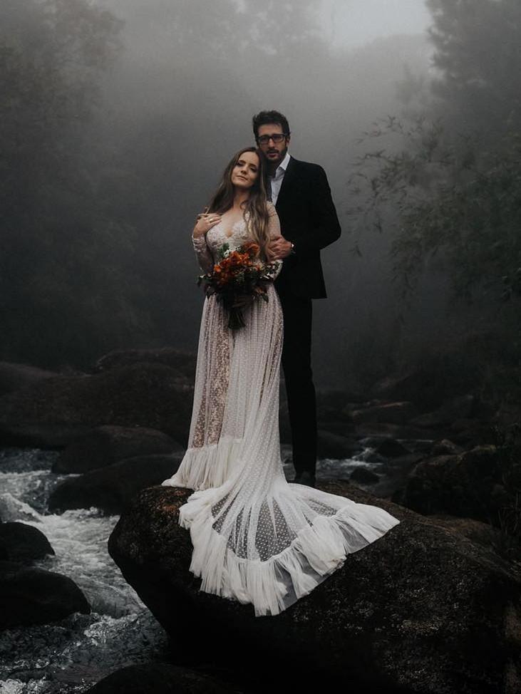 Vestido de novia bohemio de manga larga con escote en V, encaje de lunares y espalda abierta