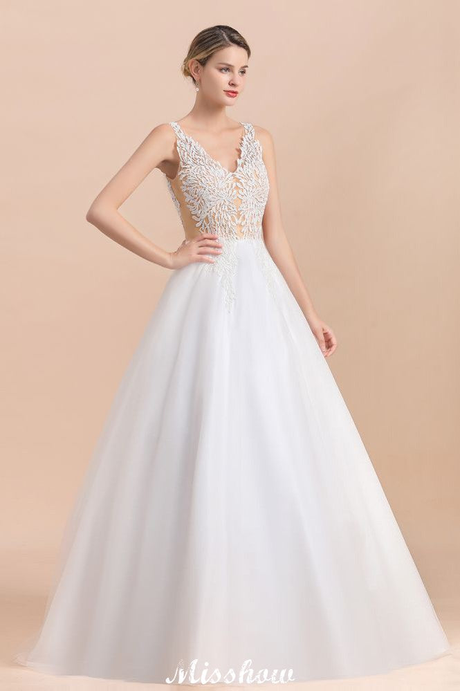 Vestido de novia estilo princesa con escote en V y encaje transparente hasta el suelo