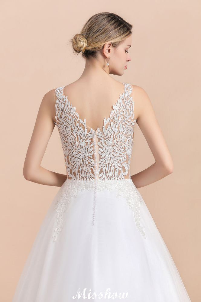 Vestido de novia estilo princesa con escote en V y encaje transparente hasta el suelo