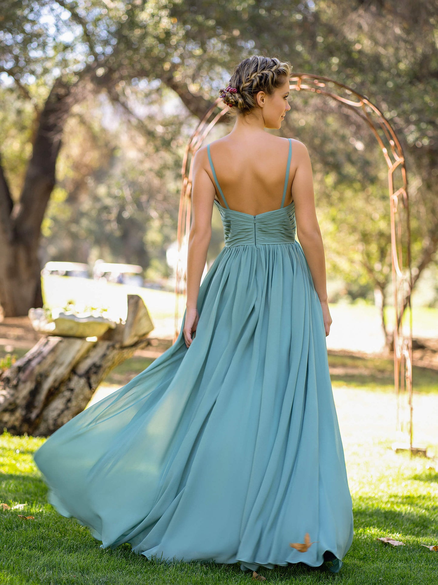 Vestido de gasa con escote en V, tirantes finos, abertura frontal y largo hasta el suelo
