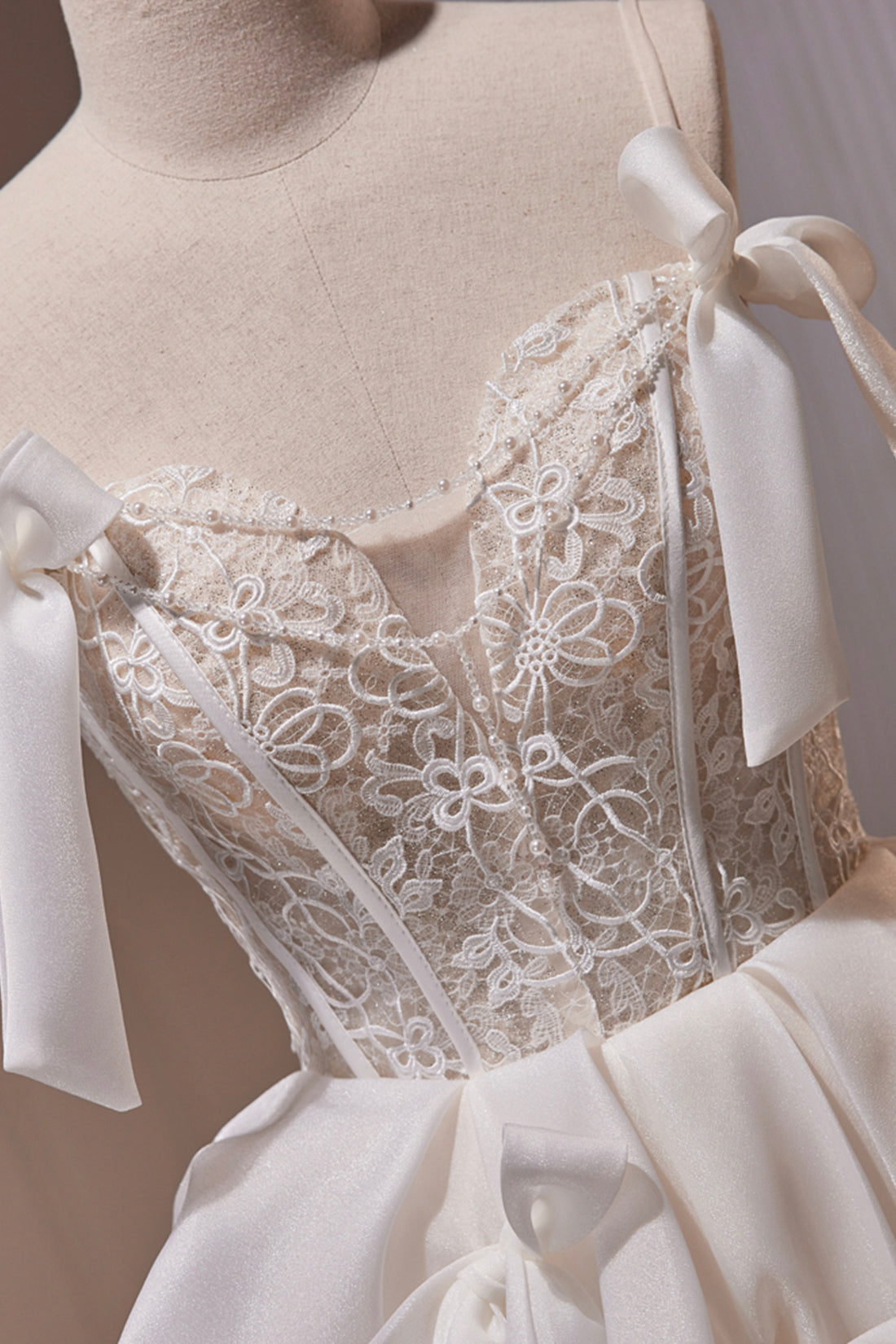 Vestido de fiesta corto de encaje con tirantes finos