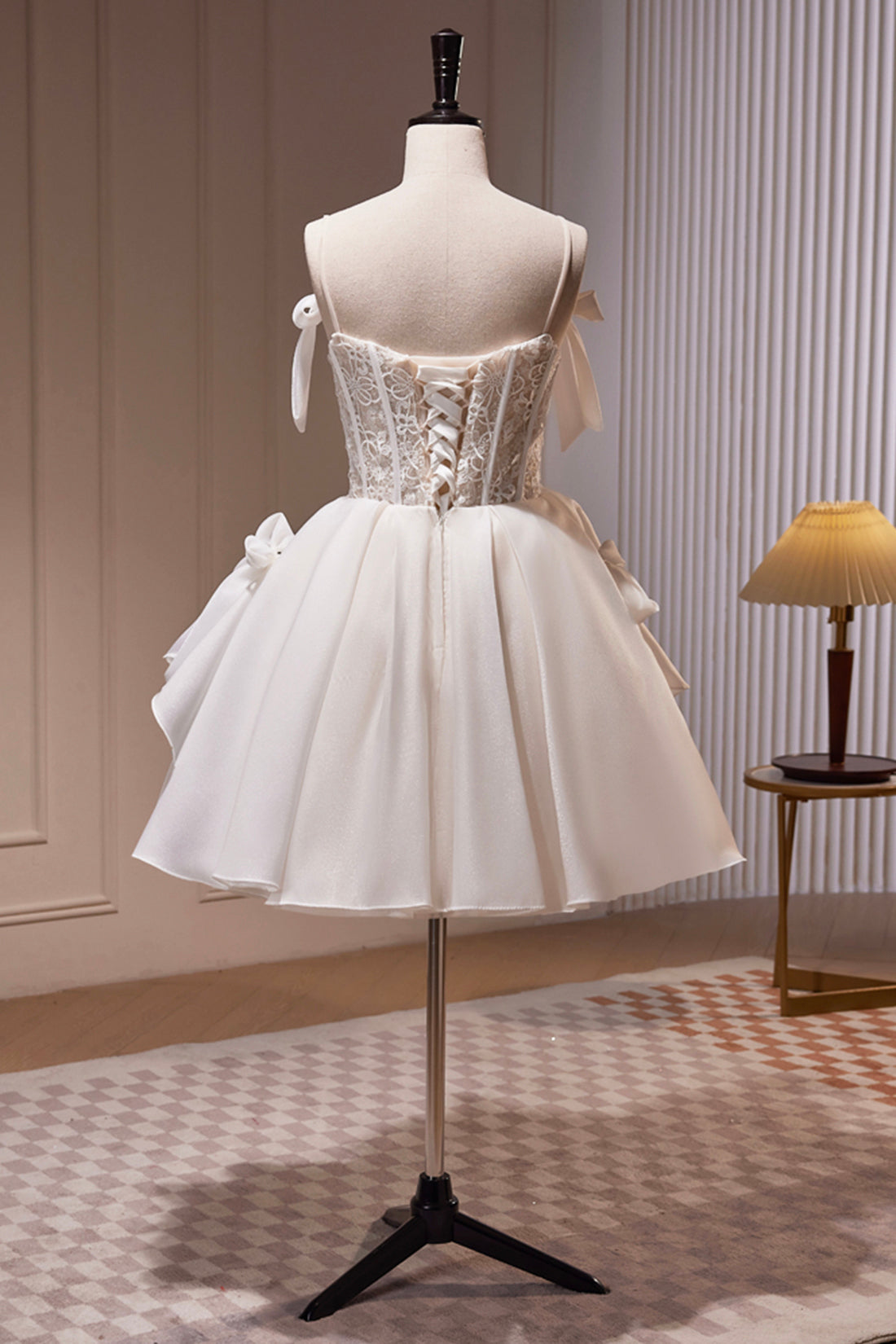 Vestido de fiesta corto de encaje con tirantes finos