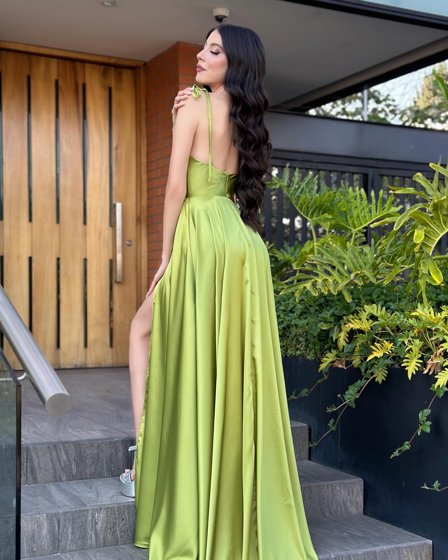 Vestido de fiesta vintage verde sin mangas, de satén, corte A, con hombros descubiertos y volantes abiertos