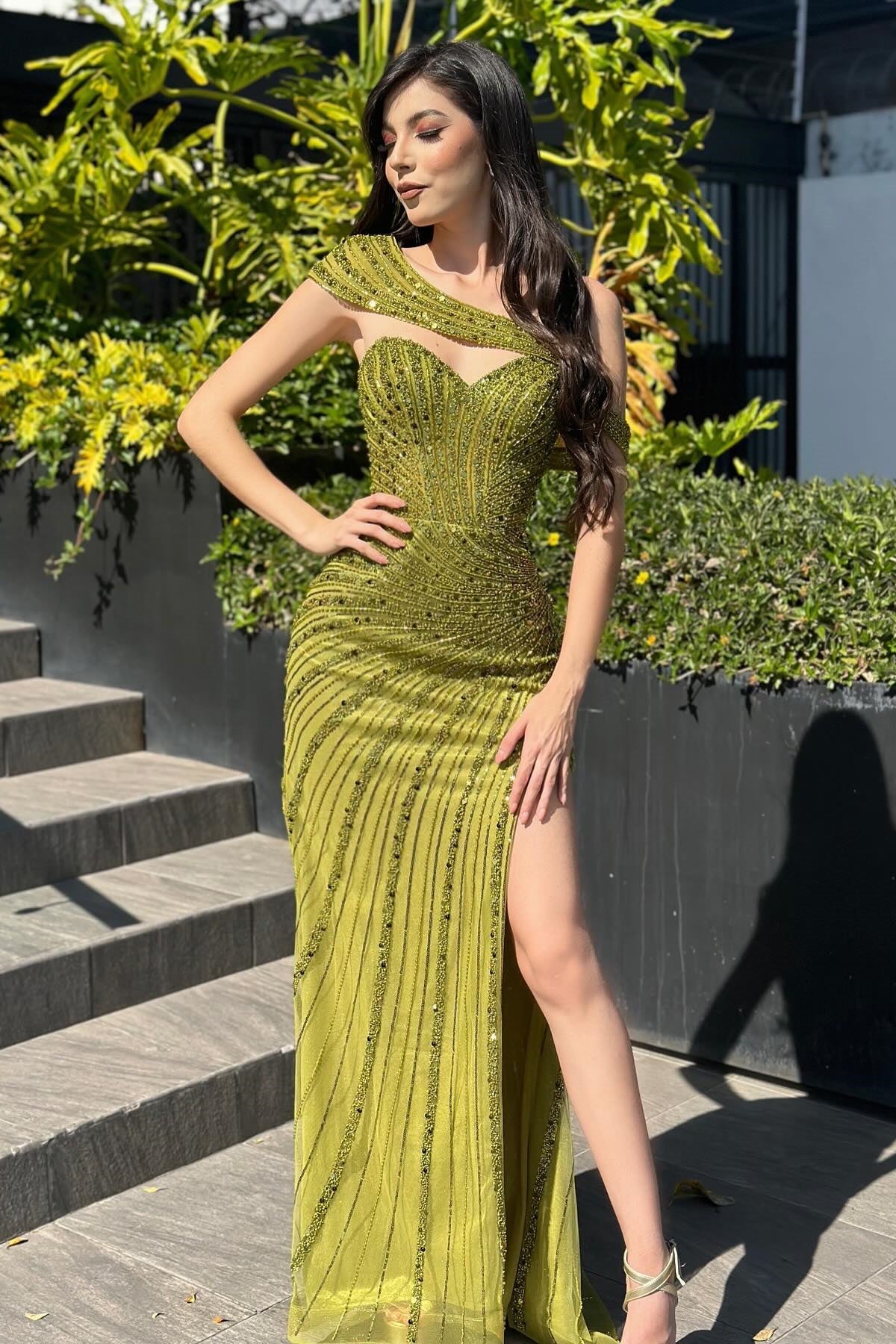 Vestido de fiesta vintage de satén de gasa con escote en forma de corazón y mangas cortas con abertura con lentejuelas