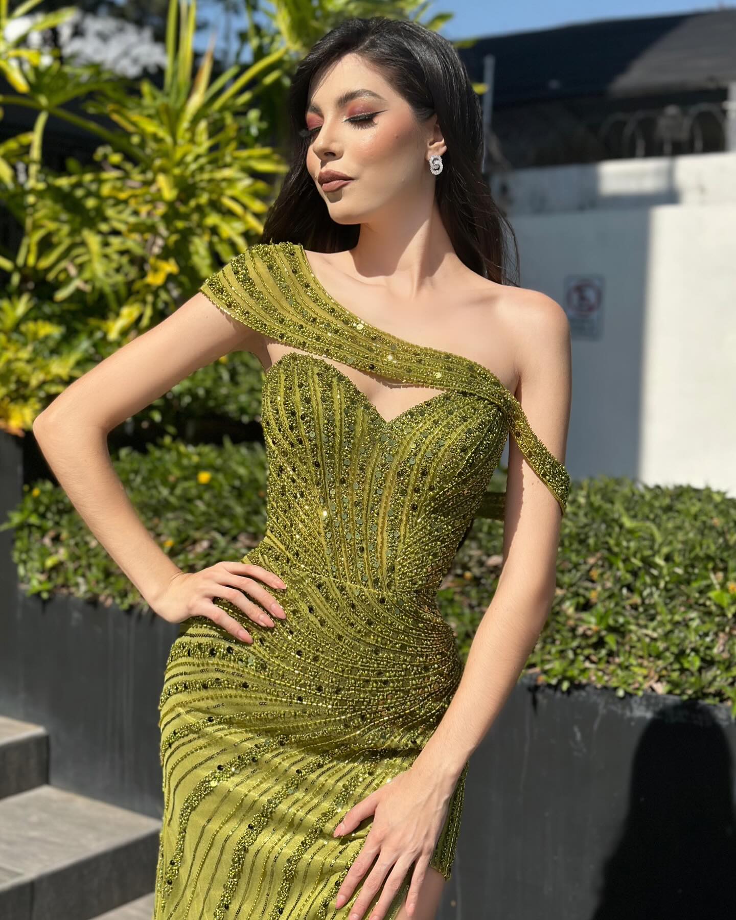 Vestido de fiesta vintage de satén de gasa con escote en forma de corazón y mangas cortas con abertura con lentejuelas