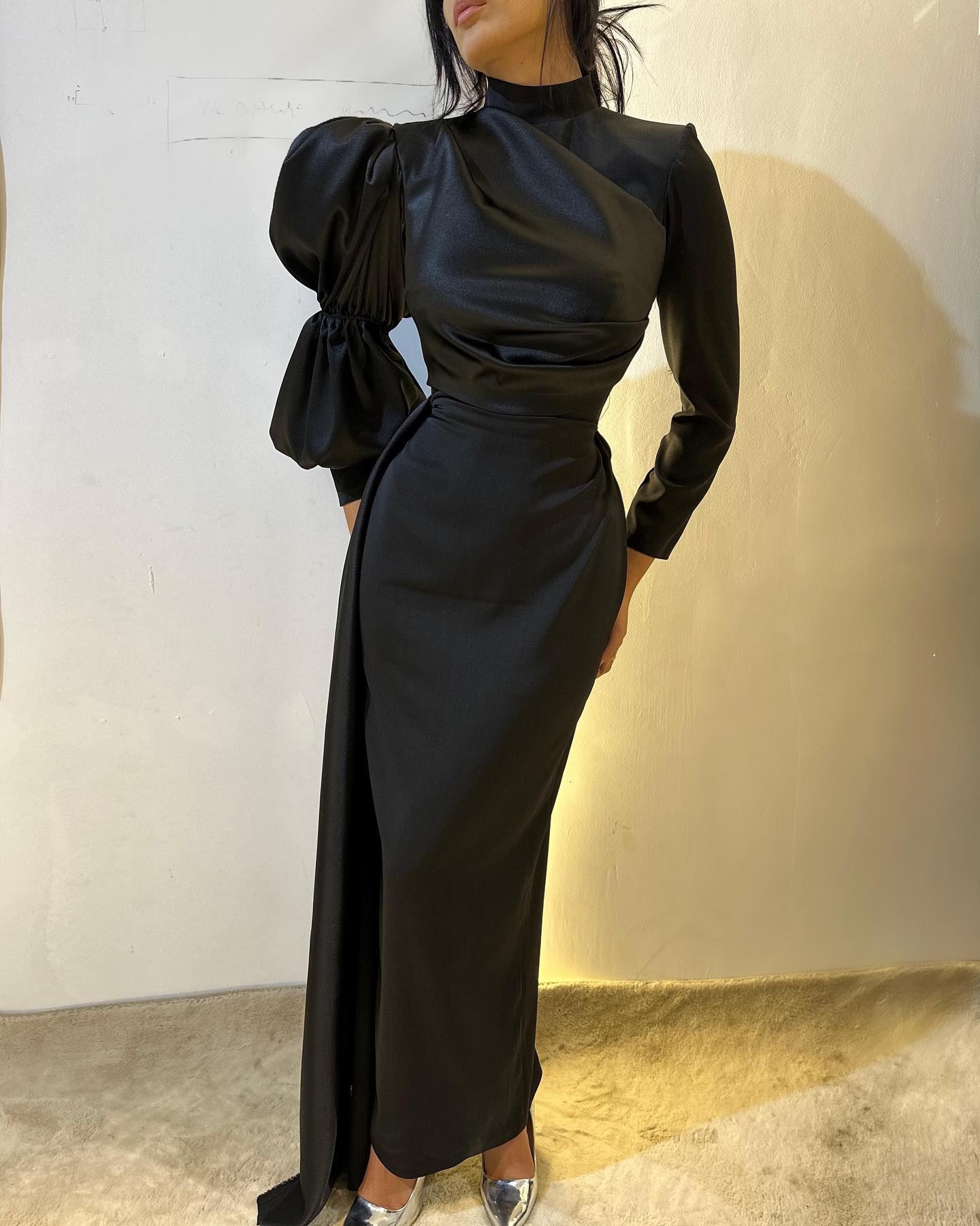 Vestido de fiesta vintage de satén con cuello alto, manga larga y volantes, color negro