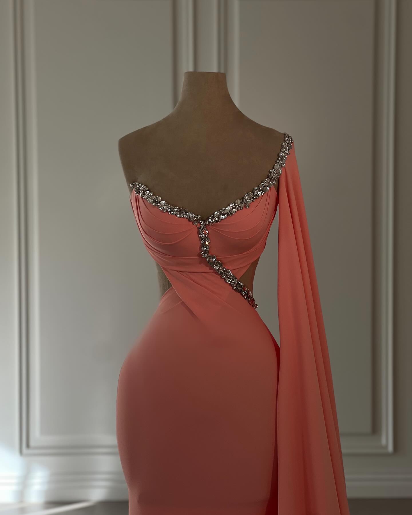 Vestidos de fiesta vintage de sirena de gasa con mangas cortas y escote redondo con diamantes de imitación