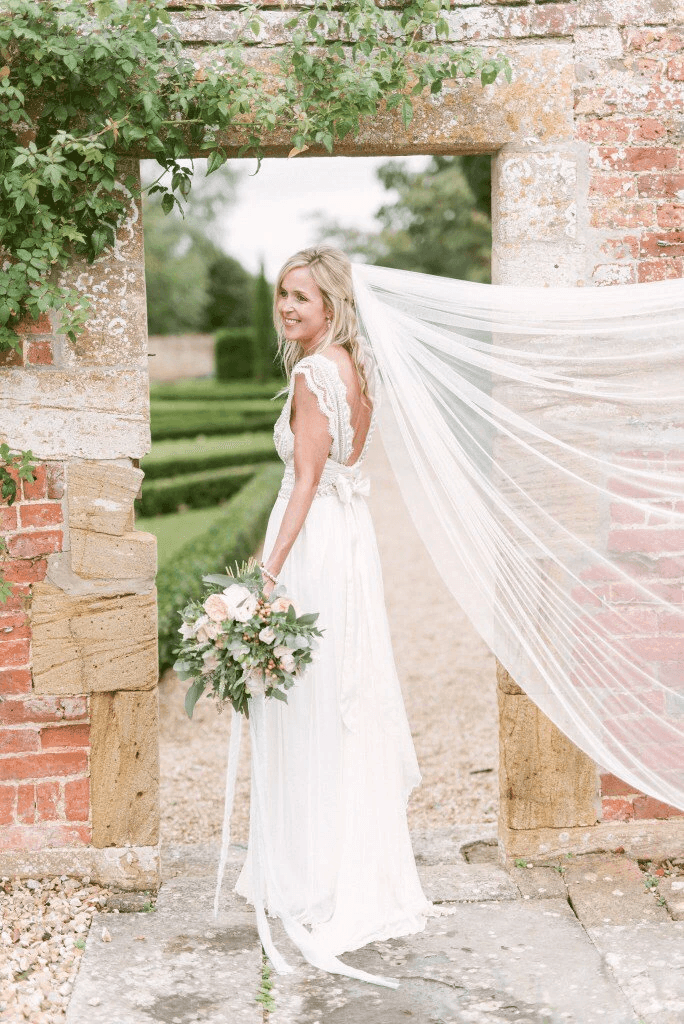Wedding Dresses Modest Deep V-neck Beach Open Back Bridal Gowns