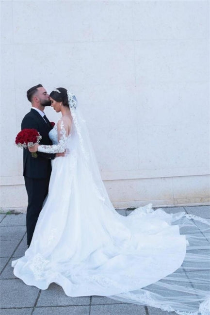 Weißes A-Linien-Brautkleid im Meerjungfrauenstil mit Spitze und abnehmbarer Schleppe