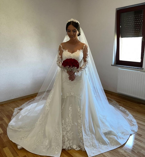Weißes A-Linien-Brautkleid im Meerjungfrauenstil mit Spitze und abnehmbarer Schleppe