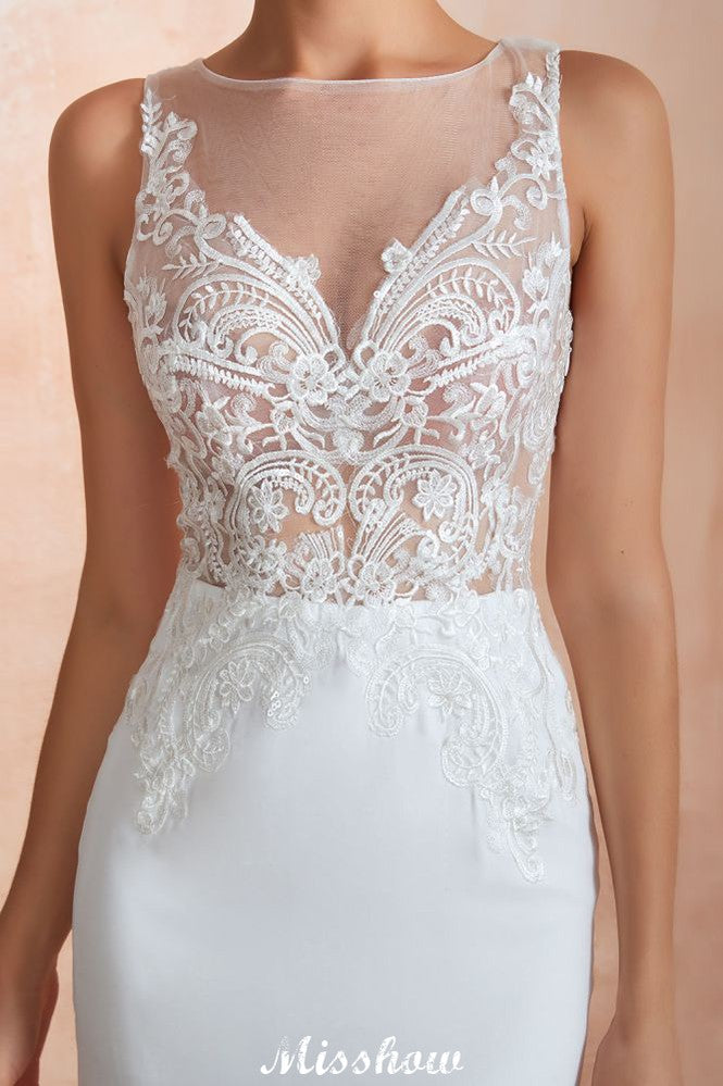 Vestido de novia blanco con escote ilusión y columna, sin mangas