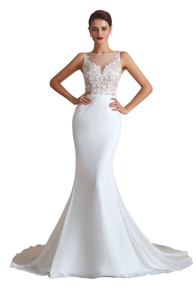 Vestido de novia blanco con escote ilusión y columna, sin mangas
