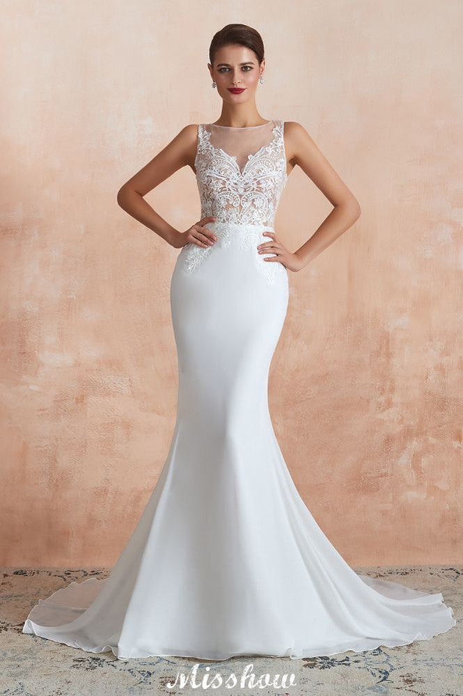 Vestido de novia blanco con escote ilusión y columna, sin mangas