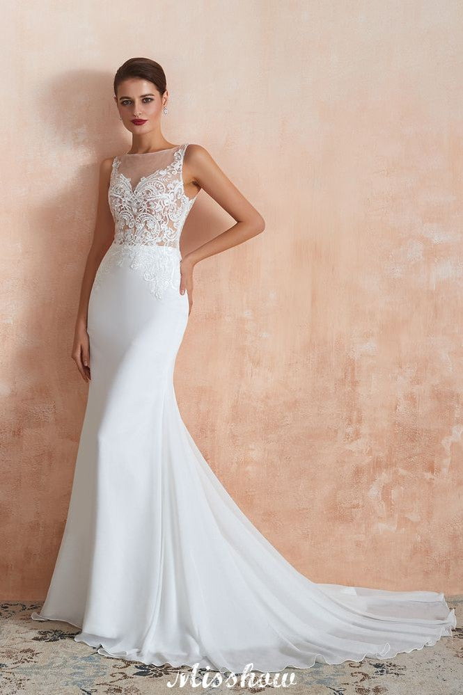 Vestido de novia blanco con escote ilusión y columna, sin mangas