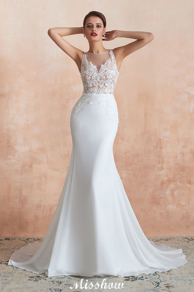 Vestido de novia blanco con escote ilusión y columna, sin mangas