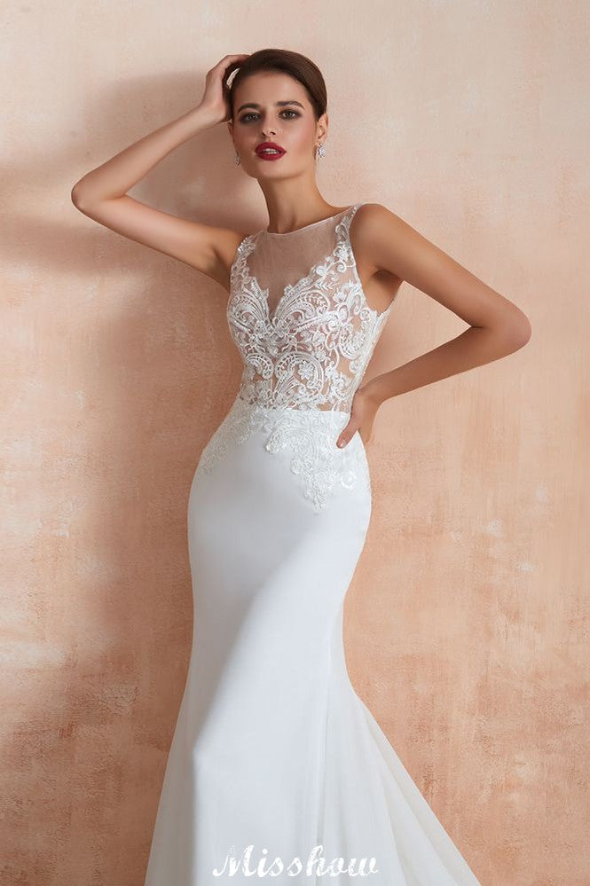 Vestido de novia blanco con escote ilusión y columna, sin mangas