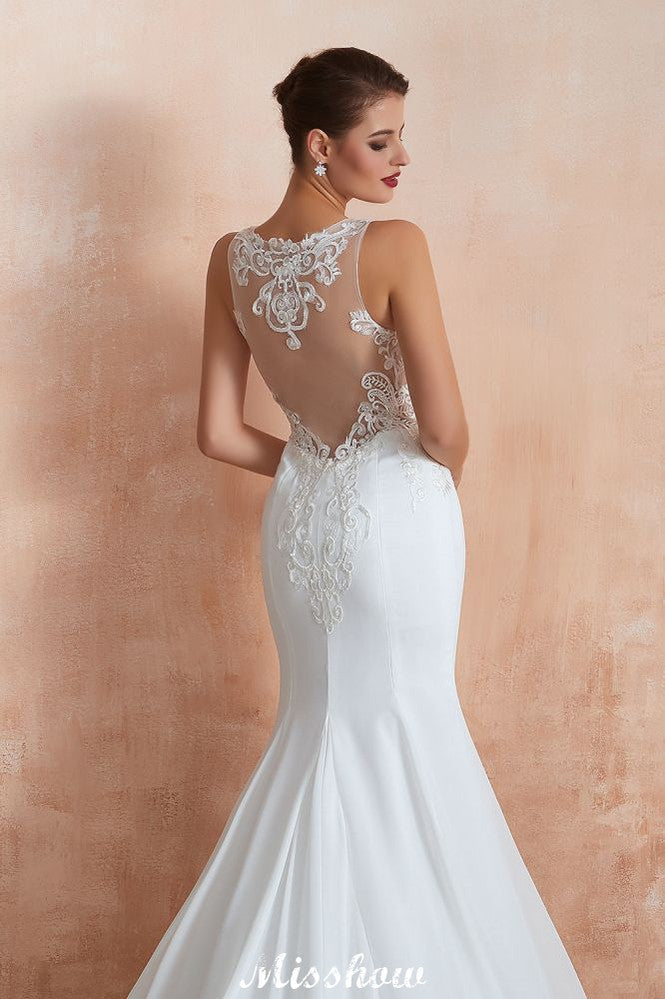 Vestido de novia blanco con escote ilusión y columna, sin mangas