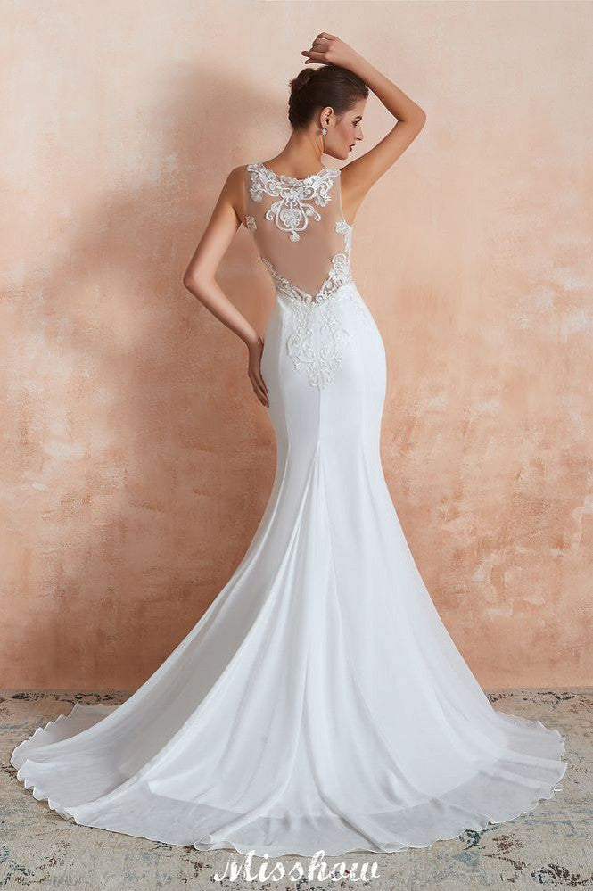 Vestido de novia blanco con escote ilusión y columna, sin mangas