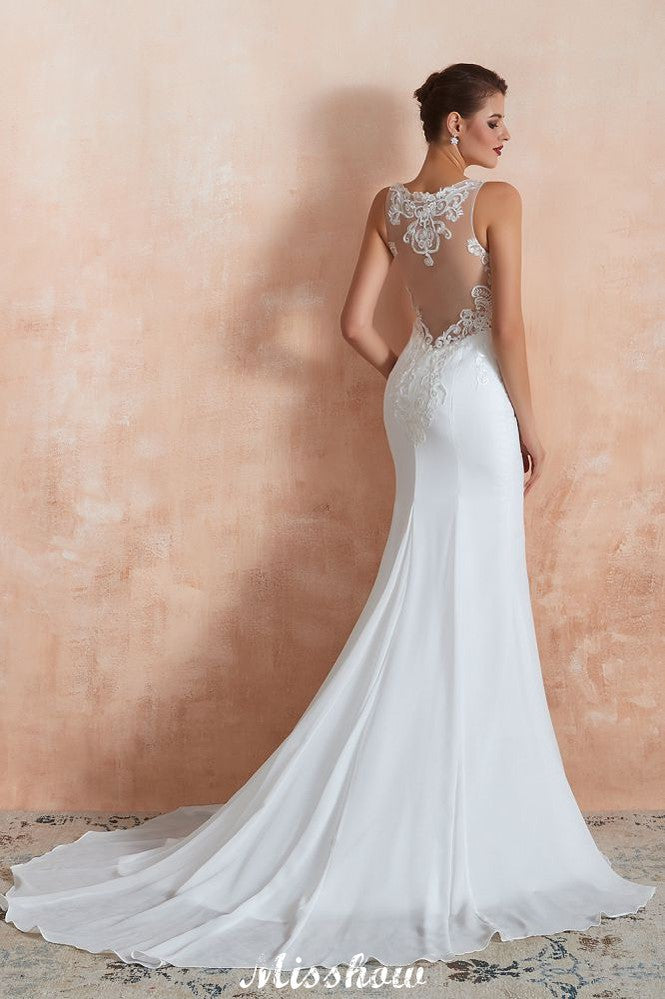 Vestido de novia blanco con escote ilusión y columna, sin mangas