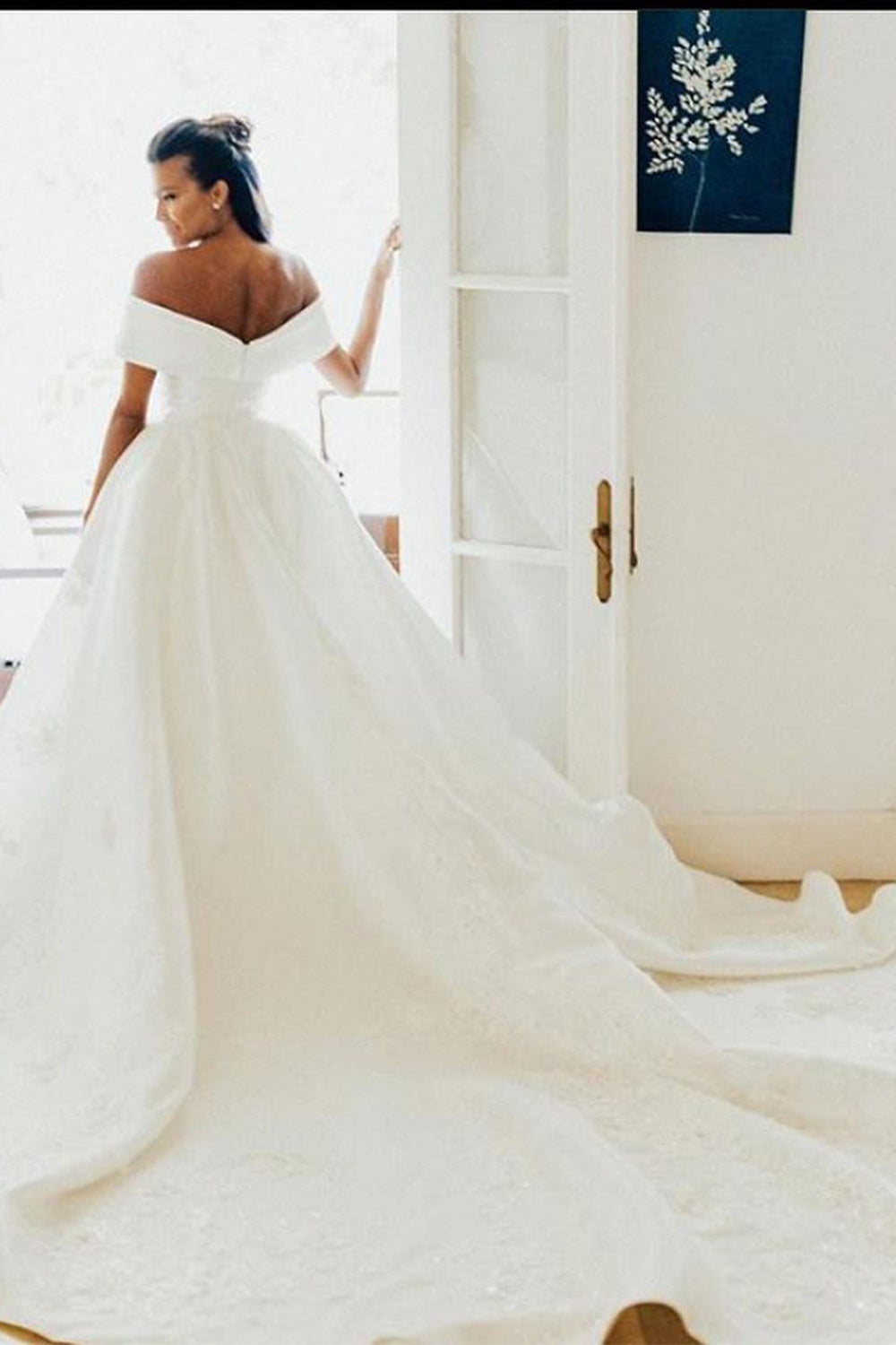 Weißes langes Ballkleid aus schulterfreiem Satin