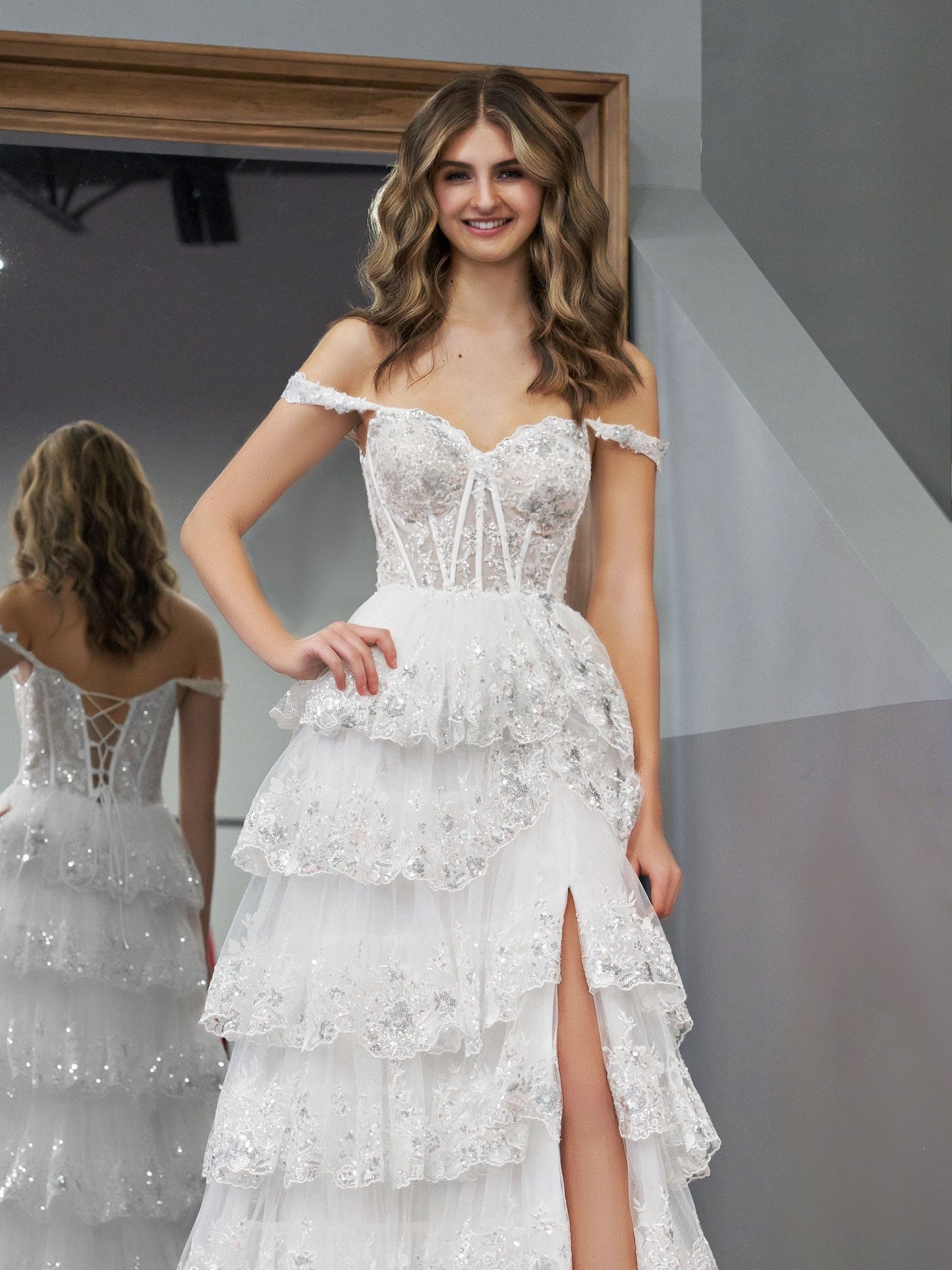 Vestido de fiesta de princesa con corte A, hombros descubiertos, corsé blanco y volantes de encaje